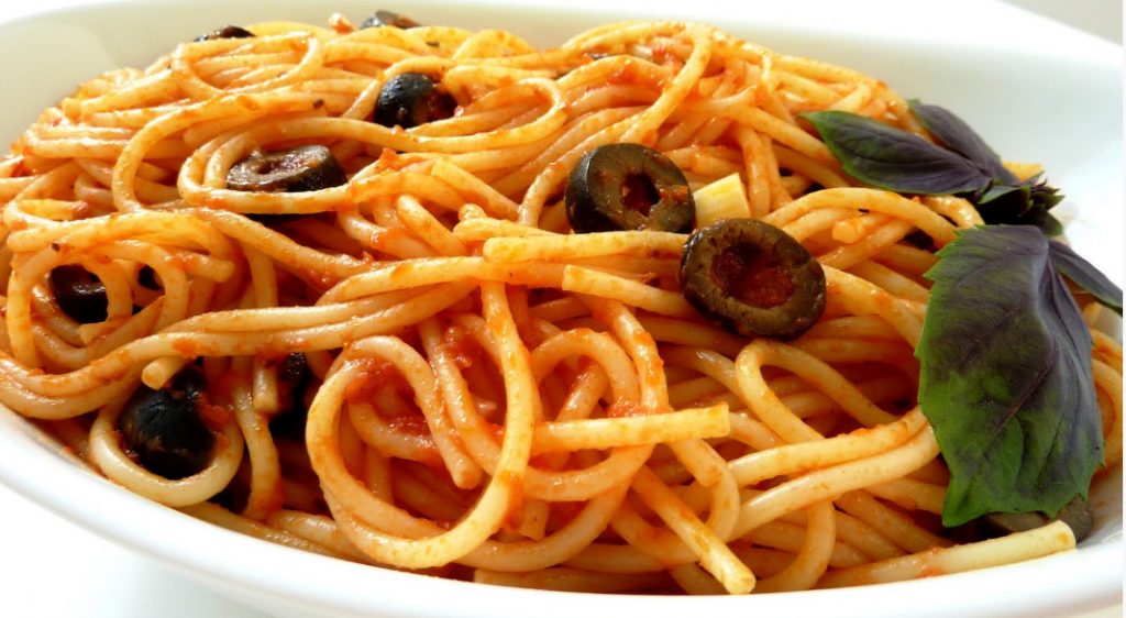 Zeytinli ve kaparili spagetti Tarifi